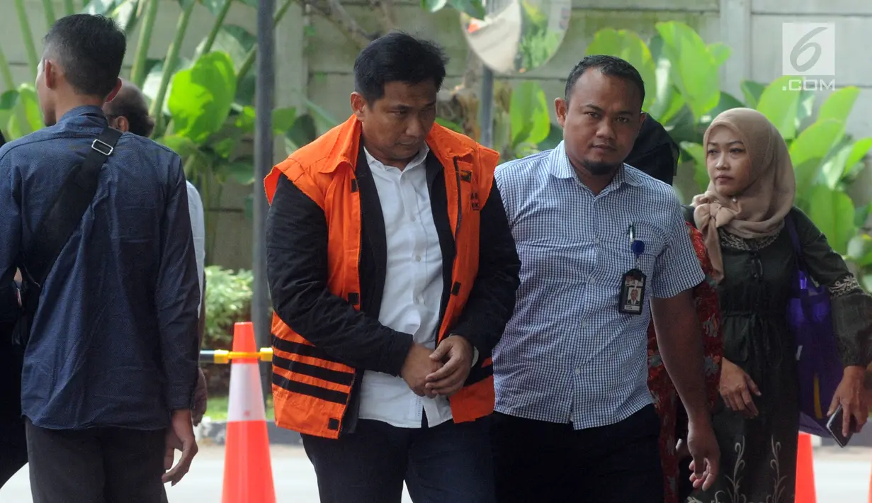 Anggota DPR Fraksi Golkar Bowo Sidik Pangarso (tengah) menundukkan kepala saat tiba di Gedung KPK, Jakarta, Kamis (4/4). Bowo diperiksa sebagai tersangka terkait dugaan menerima suap kerja sama pengangkutan pupuk melalui kapal. (merdeka.com/Dwi Narwoko)
