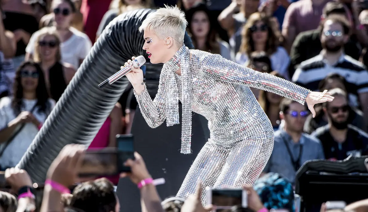 Gaya Katy Perry saat menghibur penggemarnya di Ramon C. Cortines School of Visual and Performing Arts di Los Angeles, California, AS (12/6). (AFP Photo)