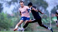 Laga uji coba yang dijalani Persik Kediri melawan Gresik United pada BRI Super League 2025/2026. (Gatot Sumitro/Bola.com)