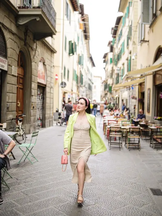 Pilih dress warna nude, padukan dengan item fashion warna cerah lainnya agar makin kece. [Instagram/shandyaulia]