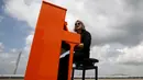 Musisi asal Jerman, Stefan Aaron menggelar `Orange Piano Tour` di Jepang, Jumat (4/9/2015). Stefan tampak bergaya dengan Piano orangenya. (REUTERS/Yuya Shino)