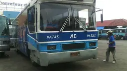 Bus yang dikenal dengan nama Patas AC ini pernah menjadi moda transportasi di Jakarta. Kebiasaan buruk bus ini adalah suka berjalan ngebut. (Source: bismania.com)