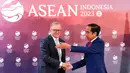 Presiden Indonesia Joko Widodo (kanan) menyapa Perdana Menteri Australia Anthony Albanese selama pertemuan bilateral mereka di sela-sela KTT Perhimpunan Bangsa-Bangsa Asia Tenggara (ASEAN) di Jakarta, Kamis, 7 September 2023. (Bagus Indahono/Pool Photo via AP)