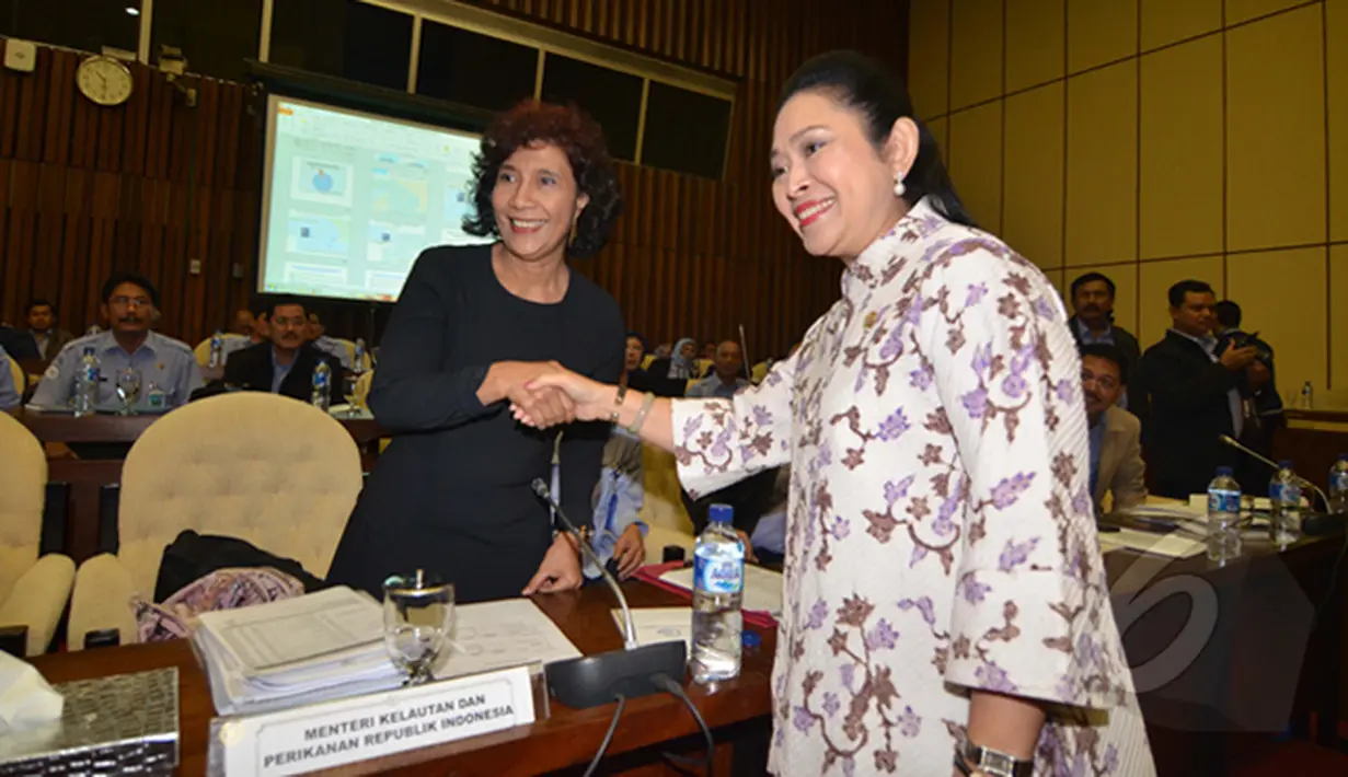 Menteri Kelautan dan Perikanan, Susi Pudjiastuti (kiri) berjabat tangan dengan Wakil Ketua Komisi IV Siti Hediati Soeharto(kanan) sebelum memulai rapat kerja dengan Komisi IV DPR RI, Jakarta, Senin (26/1/2015). (Liputan6.com/Andrian M Tunay).