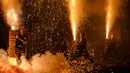 Sejumlah pria memegang Tezutsu hanabi atau kembang api genggam pada malam Festival Toyohashi Gion di Toyohashi, Jepang, Jumat (20/7). Acara tahunan ini diikuti oleh setiap anggota laki-laki untuk Kuil Yoshida. (Yasuyoshi CHIBA/AFP)