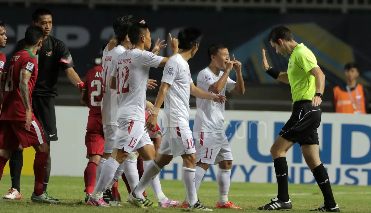 Pemain Vietnam memprotes wasit saat melawan Indonesia dalam laga leg pertama semifinal Piala AFF 2016 di Stadion Pakansari, Bogor, Sabtu (3/12/2016). (Bola.com/Nicklas Hanoatubun)