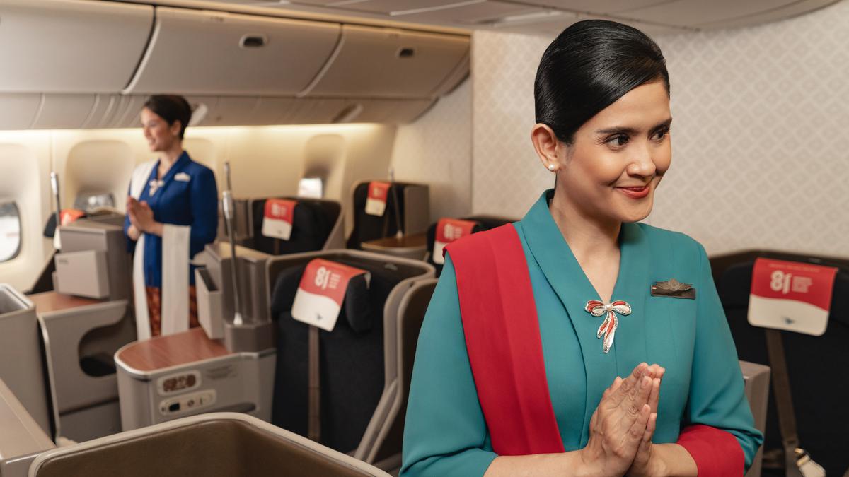 Seragam Baru Pramugari Garuda Indonesia Rancangan Obin, Hadirkan Wastra Penuh Makna