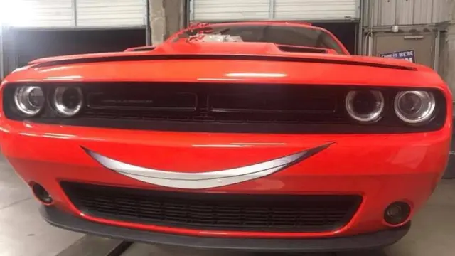 Dodge Challenger yang dimodifikasi seperti Lightning McQueen