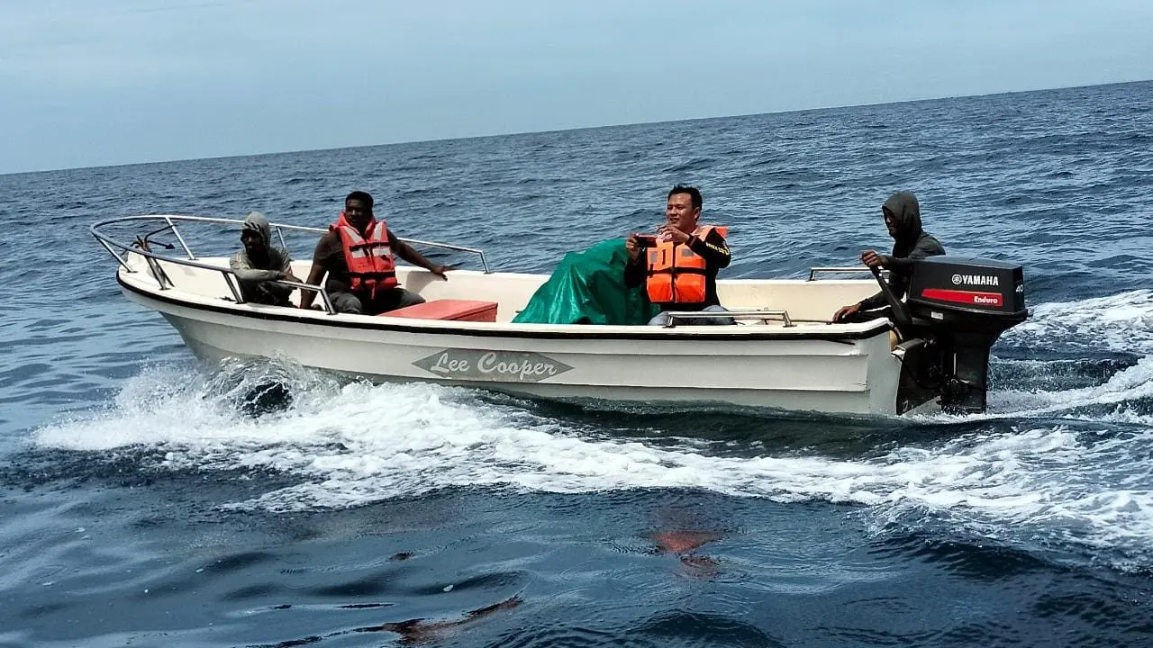 Kapal bermotor yang digunakan untuk menangkap ikan dengan cara menyelam dengan alat bantu kompresor (Liputan6.com/Ist)