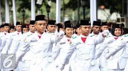 Anggota paskibraka 2016 melaksanakan gladi bersih upacara HUT ke-71 Kemerdekaan RI di Istana Merdeka, Jakarta, Senin (15/8). Kegiatan gladi bersih ini juga ditampilkan pengibaran bendera merah putih oleh Paskibraka 2016. (Liputan6.com/Faizal Fanani)
