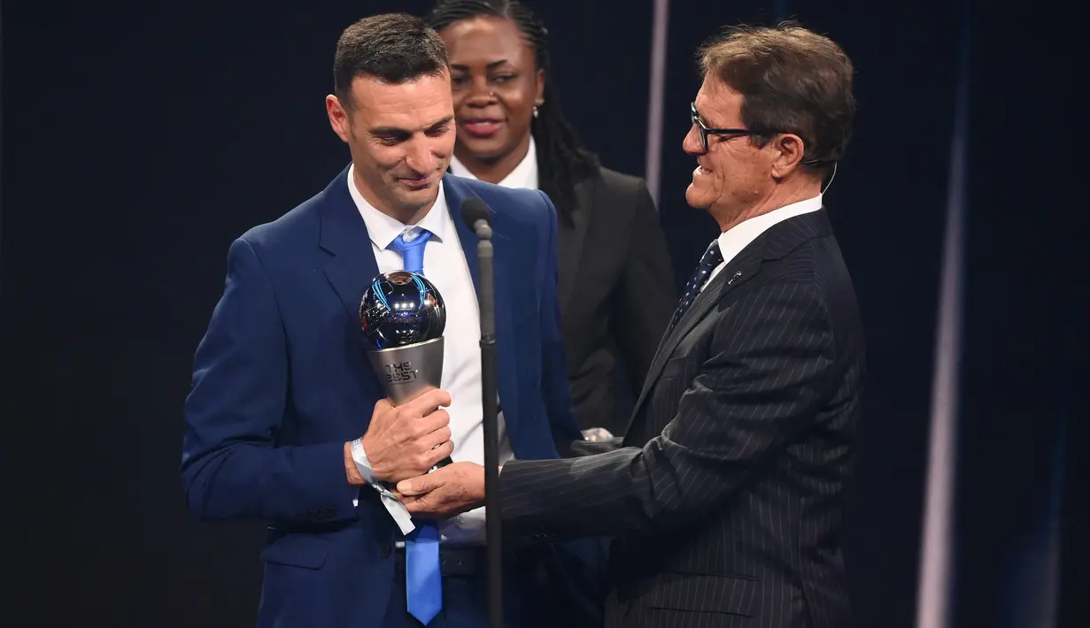 Pelatih timnas Argentina, Lionel Scaloni (kiri) menerima penghargaan Pelatih Terbaik FIFA 2022 dalam gelaran The Best FIFA Football Awards 2022 di Paris, Prancis, Senin (27/2/2023). Lionel Scaloni mengantarkan Argentina ke tangga juara Piala Dunia di Qatar usai kemenangan atas Prancis di partai final yang menegangkan. (Photo by FRANCK FIFE / AFP)