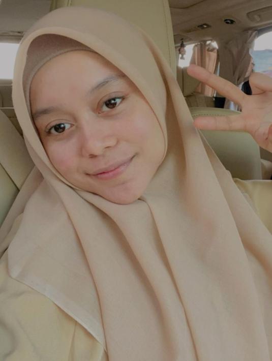 Lesti terlihat cantik saat selfie tanpa menggunakan make up. Penyanyi dangdut kelahiran Bandung ini dikabarkan melaporkan sang suami Rizky Billar ke Polres Jakarta Selatan pada Rabu (28/9/2022) atas tindakan KDRT terhadap dirinya. (Instagram/@lestykejora)