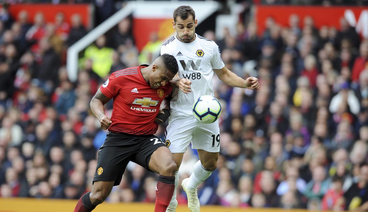 Bek Manchester United, Antonio Valencia, berebut bola dengan pemain Wolverhampton Wanderers, Jonny Otto, pada laga Premier League, di Stadion Old Trafford, Sabtu (22/9/2018). Manchester United ditahan 1-1 oleh Wolverhampton. (AP/Rui Vieira)