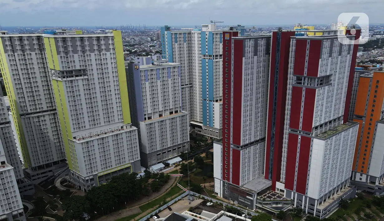 Foto aerial suasana Rumah Sakit Darurat Penanganan COVID-19 Wisma Atlet Kemayoran, di Jakarta, Selasa (2/2/2021). Pemerintah melalui Kemenkes mengizinkan semua rumah sakit jika memiliki fasilitas penanganan COVID-19 untuk memberikan layanan ke pasien COVID-19. (merdeka.com/Imam Buhori)