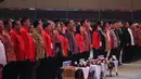 Seluruh hadirin berdiri menyanyikan lagu Indonesia Raya saat pembukaan Rakernas I PDIP di Jakarta, Minggu (10/1/2016). Rakernas tersebut bertajuk 'Mewujudkan Trisakti dengan Pembangunan Nasional Semesta Berencana'. (Liputan6.com/Faizal Fanani)