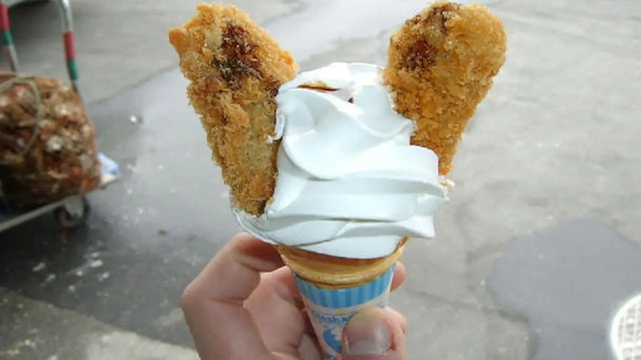 7 Potret Nyeleneh Topping Ice Cream, Ada Tiram Hingga Sushi