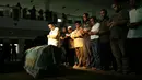 Para pelayat sedang menyolatkan jenazah Pepeng. (Galih W Satria/Bintang.com)
