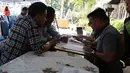 Keluarga korban pesawat Lion Air JT 610 menyampaikan data di Crisis Center Bandara Halim Perdanakusuma, Jakarta, Selasa (30/10). Mereka dilakukan pendataan dan menunggu kabar yang kemudian akan diambil tes DNA oleh RS Polri. (Merdeka.com/Imam Buhori)