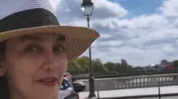 Luna Maya menggunakan sepeda saat berkeliling kota Paris, Prancis. Netizen pun ramai berkomentar di Instagram Luna Maya. “enjoy your life mbakyu” dari salah satu komentar pengikutnya di Instagram. (Instagram/lunamaya)