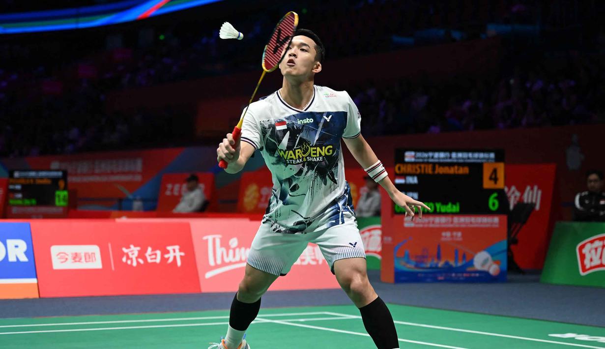 Usai pertandingan, Jonatan Christie mengakui minimnya referensi pertandingan terhadap lawannya kali ini membuatnya harus cepat beradaptasi di lapangan. Tampak dalam foto, tunggal putra Indonesia, Jonatan Christie memukul bola balasan ke arah Yudai Okimoto (Jepang) selama pertandingan babak 16 besar Badminton Asia Championships (BAC) 2026 di Ningbo Olympic Sports Centre, provinsi Zhejiang, Tiongkok timur, Kamis (9/4/2026). (CN-STR/AFP) / China OUT