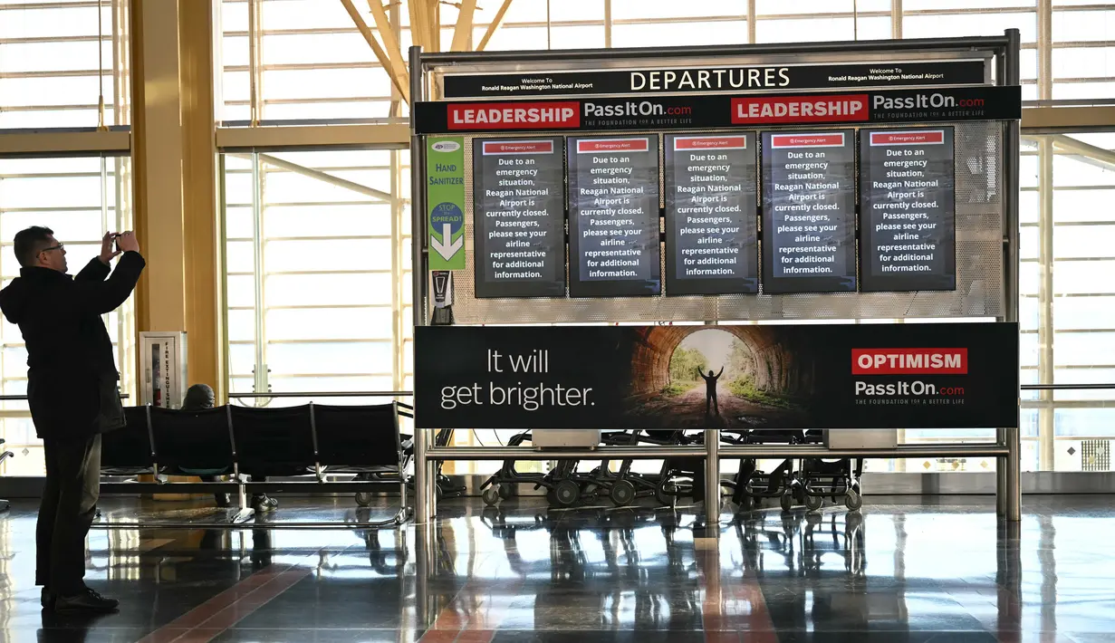 Penutupan sementara Bandara Nasional Ronald Reagan ini disampaikan langsung oleh badan penerbangan federal AS atau FAA. (ANDREW CABALLERO-REYNOLDS/AFP)