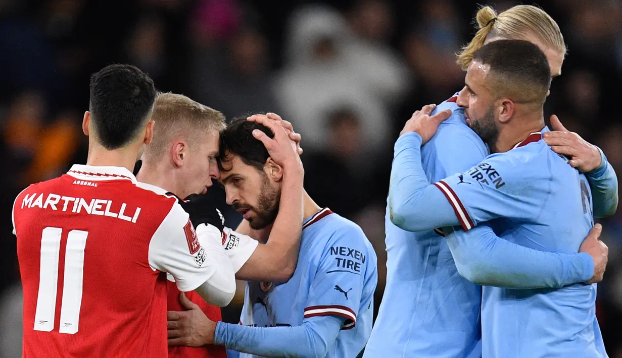 Kemesraan Oleksandr Zinchenko (kiri) dan Bernando Silva juga terlihat setelah pertandingan selesai. (AFP/Oli Scarff)