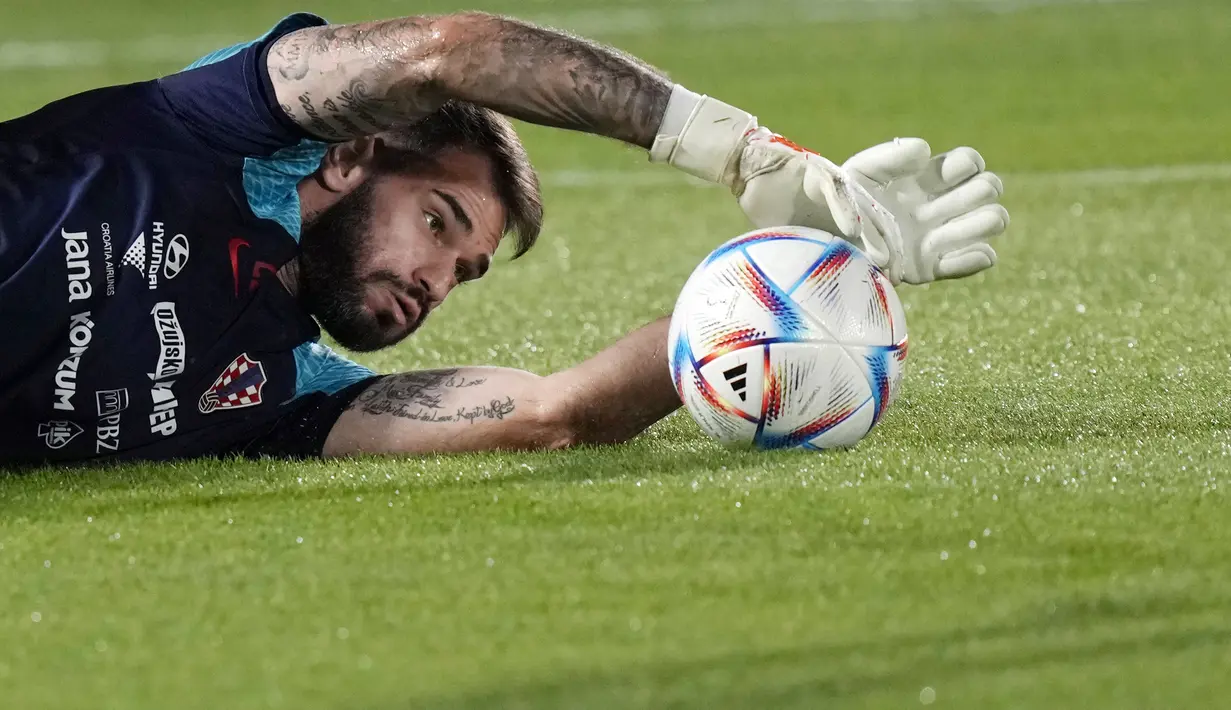 Kiper Kroasia Ivica Ivusic melakukan pemanasan saat sesi latihan timnas di Doha, Kamis (7/12/2022). Pelatih Kroasia, Zlatko Dalic, mengakui Brasil memiliki skuad yang menakutkan dalam Piala Dunia 2022 ini.  (AP Photo/Eugene Hoshiko)