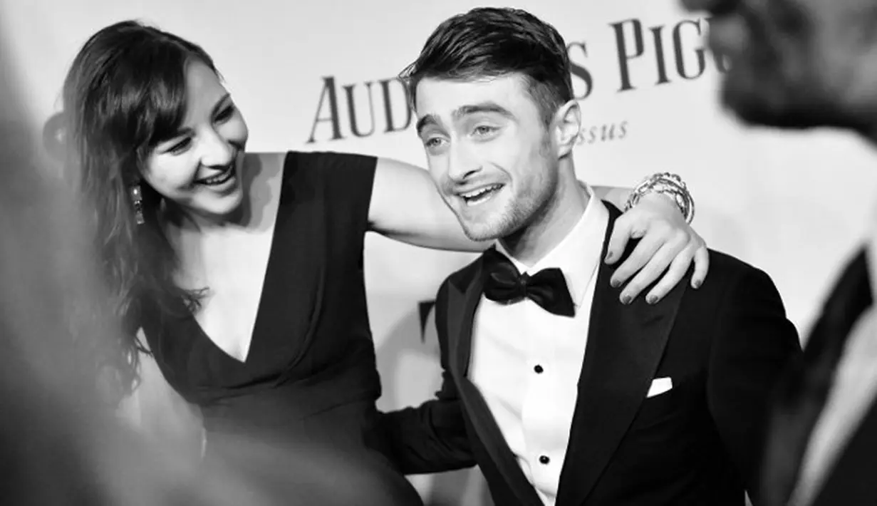 Berita bahagia datang dari pasangan Daniel Radcliffe dan Erin Darke. Telah menjalin hubungan selama beberapa tahun, dikabarkan telah bertunangan dan akan segera menuju arah yang lebih serius. (AFP/Bintang.com)