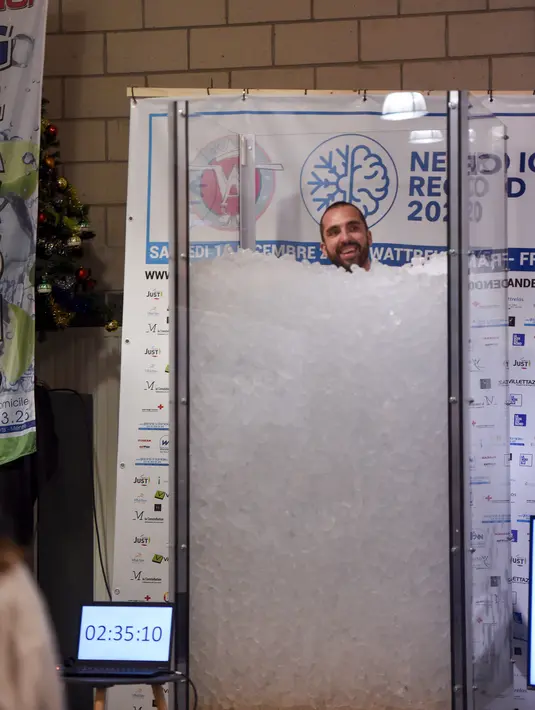 Pria Prancis, Romain Vandendorpe terlihat usai memecahkan rekor dunia di Wattrelos pada 19 Desember 2020. Romain Vandendorpe mencetak rekor dunia dengan duduk di dalam kabin es batu untuk waktu yang lama, demi mengumpulkan dana bagi anak-anak penderita kanker. (FRANCOIS LO PRESTI/AFP)