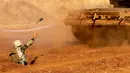 Pasukan elite Suriah melemparkan granat ke sebuah tank selama latihan militer yang dipimpin oleh tentara Rusia di sebuah pangkalan militer di Yafour, Suriah, Selasa (24/9/2019). Pasukan elite Suriah mendapat pelatihan pertempuran lapangan. (AP Photo/Alexander Zemlianichenko)