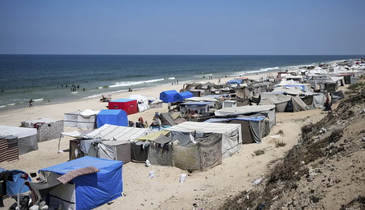 Sementara itu, WHO menyatakan, pihaknya mengirimkan satu juta vaksin polio ke Gaza setelah virus polio ditemukan dalam sampel limbah. (AP Photo/Abdel Kareem Hana)
