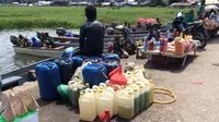 Selama puluhan tahun, kampung yang terletak di pesisir Danau Paniai ini selalu menikmati harga Premium hingga Rp 25 ribu per liter. (Katharina/Liputan6.com)