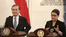 Menlu Retno Marsudi dan Menlu Thailand Don Pramudwinai memberikan keterangan pers di Gedung Pancasila, Kemenlu, Jakarta, Kamis (11/2). Kedua menteri melakukan pertemuan bilateral untuk meningkatkan kerjasama kedua negara. (Liputan6.com/Faizal Fanani)
