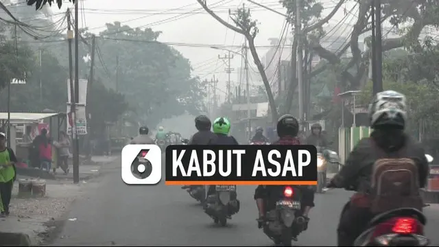Kabut asap tebal masih menyelimuti langit kota Palembang, Sumatera Selatan. Akibatnya siswa diliburkan hingga asap tebal tidak mengganggu pernapasan warga.