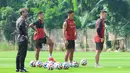 Persija Jakarta mematangkan taktik melalui latihan intensif di Persija Training Ground, Bojongsari, Depok, Jawa Barat. Tampak dalam foto, tiga pemain asing Persija Jakarta saat mengikuti sesi latihan di Persija Training Ground, Bojongsari, Kota Depok, Jawa Barat, Kamis (7/5/2026). (Bola.com/M Iqbal Ichsan)