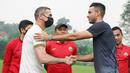 Kedatangan Angelo disambut dengan jabatan hangat oleh penyerang andalan Persija, Marco Simic. Angelo mengungkapkan bahwa alasan dirinya memilih Persija Jakarta yakni karena Macan Kemayoran memiliki kesempatan besar untuk memenangi Liga 1 2021. (Foto: Dok. Persija Jakarta)