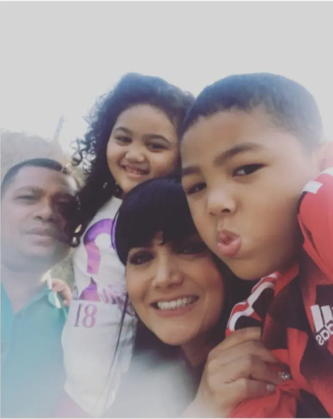  Krisdayanti, Raul Lemos, dan anak-anak mereka. (Instagram - @krisdayantilemos)