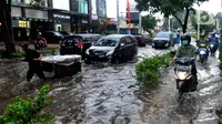 Sejumlah kendaraan melintasi trotoar untuk menghindari banjir di Jalan Kemang Raya, Jakarta Selatan, Kamis (3/11/2022). Hujan deras sekitar dua jam lebih menyebabkan Jalan Kemang Raya digenangi banjir sekitar 30 cm sehingga benyak kendaraan tidak dapat melintas. (merdeka.com/Arie Basuki)