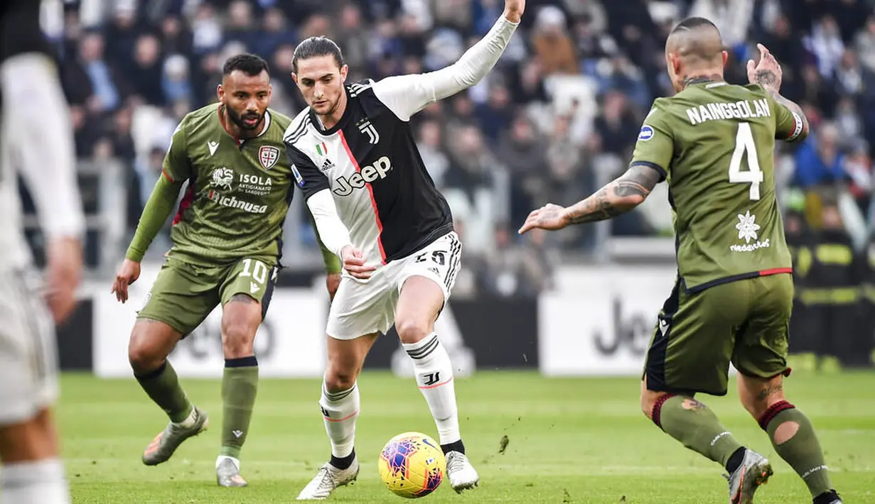 Gelandang Juventus, Adrien Rabiot, berebut bola dengan pemain Cagliari, Joao Pedro, pada laga Serie A di Stadion Juventus, Turin, Senin (6/1/2020). Juventus menang 4-0 atas Cagliari. (AP/Marco Alpozzi)