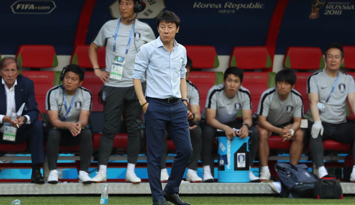 Pelatih Korea Selatan, Shin Tae-yong, mengamati permainan anak asuhnya saat melawan Jerman pada laga Piala Dunia di Kazan Arena, Rusia (27/6/2018). Jerman takluk 0-2 dari Korea Selatan. (AFP/Roman Kruchinin)