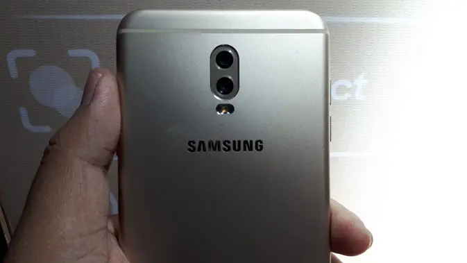 Tampak belakang Samsung Galaxy J7+. / Yuslianson