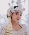 Aktris Dinda Kirana mengunggah potret dirinya mengenakan atribut pengantin sunda. Rupanya, penampilannya ini dalam rangka suatu adegan sinetron yang dibintanginya. [Instagram/ Dinda Kirana]