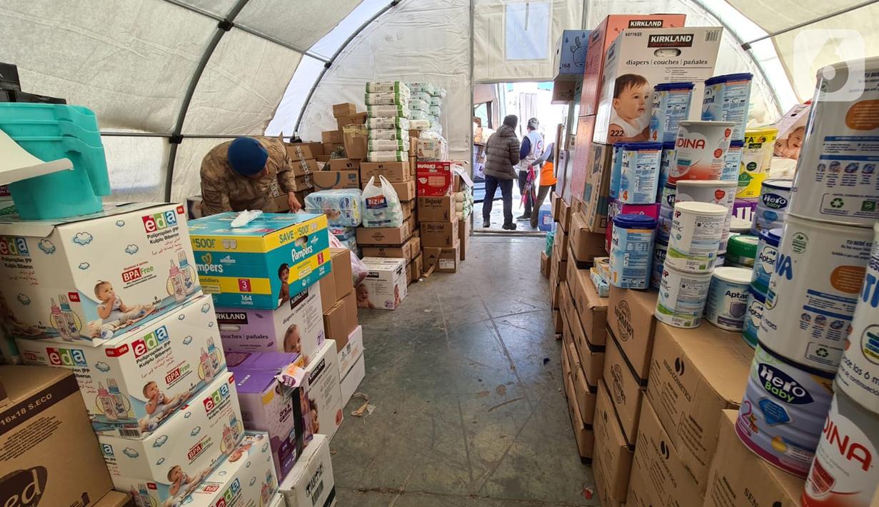 Organisasi Kemanusiaan Bulan Sabit Merah Indonesia atau BSMI mengirimkan bantuan khusus anak dan manula yang tinggal di kem pengungsian gempa Turki, di taman Ataturk, Kahramanmares, Turki, Selasa (21/2/2023). Terdapat 4500-an pengungsi terdampak gempa di Taman Ataturk, Kahramanmares. Sepertiga dari pengungsi tersebut adalah anak dan manula. (Liputan6.com/Andry Haryanto)