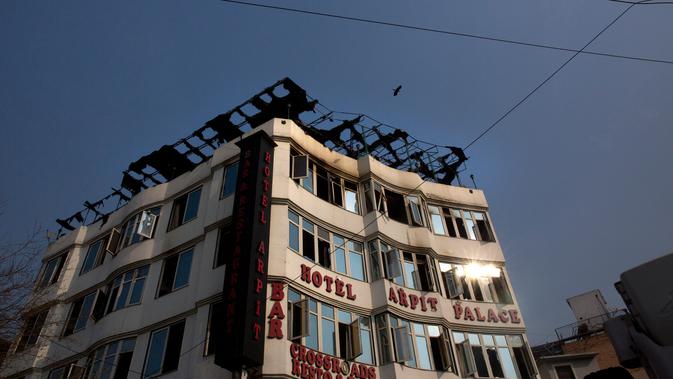 Kondisi Hotel Arpit Palace setelah kebakaran yang terjadi dini hari di Distrik Karol Bagh, New Delhi, Selasa (12/2). Pasukan pemadam kebakaran berhasil menyelamatkan 35 orang dari bangunan berlantai lima itu. (AP Photo/Manish Swarup)