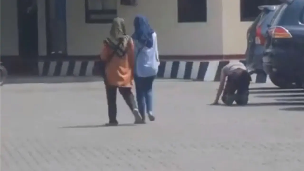 Gara-gara Sering Bolos, Polisi Ini Dihukum Jalan Merangkak!