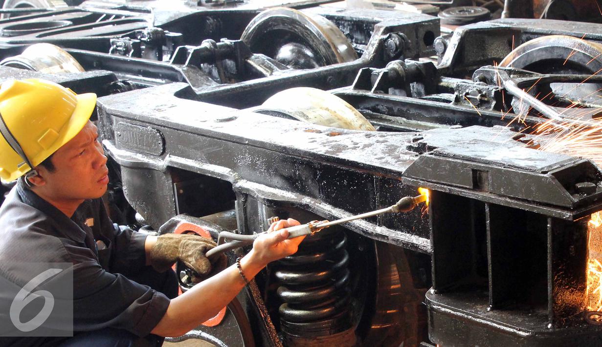 Seorang pekerja menyelesaikan perbaikan gerbong kereta api di Balai Yasa, Manggarai, Jakarta, Rabu (1/7/2015). PT KAI menyiapkan 30 perjalanan kereta api tambahan untuk mengangkut para pemudik jelang Lebaran. (Liputan6.com/Helmi Afandi)