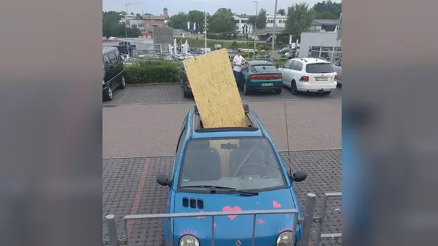 Cara kurang cerdas membawa barang besar dengan mobil.