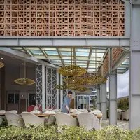 Salt Rastaurant & Pool Bar hadirkan menu khas dengan konsep menarik yang mengandalkan aneka garam laut untuk memperkaya rasa hidangannya.