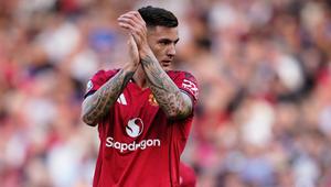 Benjamin Sesko dari Manchester United menyapa para penggemar selama pertandingan&nbsp;Premier League&nbsp;antara Manchester United dan Arsenal di Stadion Old Trafford di Manchester, Inggris, Minggu, 17 Agustus 2025. (Foto AP/Dave Thompson)