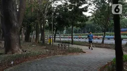 Warga melakukan aktivitas olahraga di kawasan Taman Hutan Kota Kemayoran, Jakarta, Selasa (16/6/2020). Aktivitas olahraga dipercaya mampu meningkatkan serta menjaga imunitas dan kesehatan tubuh terutama di masa pandemi COVID-19. (Liputan6.com/Helmi Fithriansyah)
